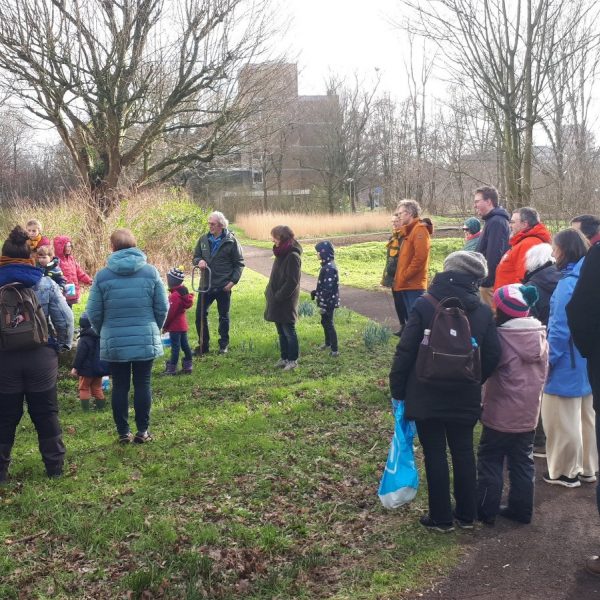 groep mensen aan het heempad in de winter