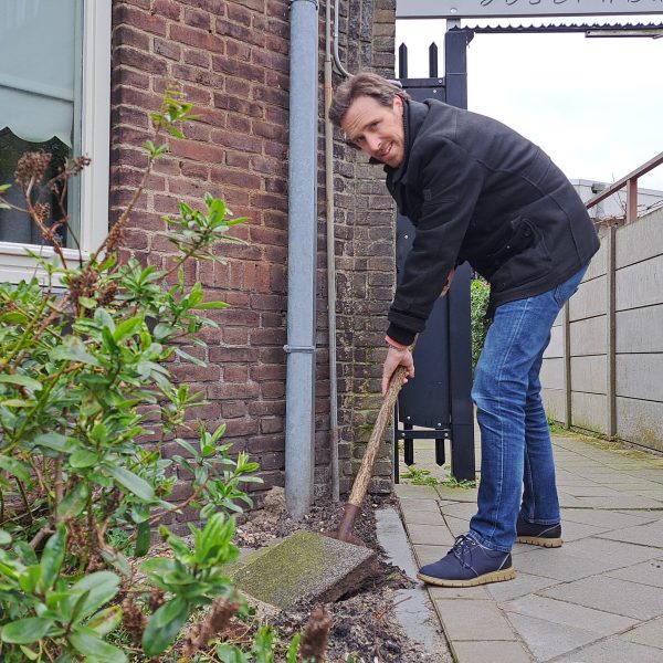 Michel Klijmij-van der Laan verwijdert tegel