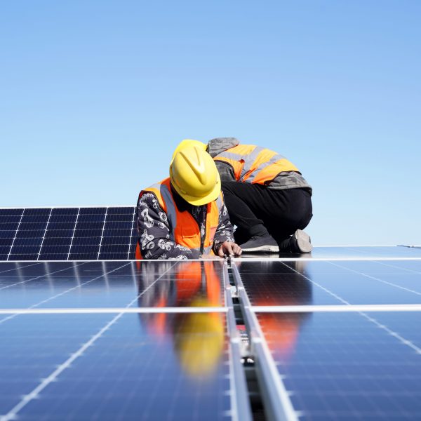 Monteurs plaatsen zonnepanelen op een dak