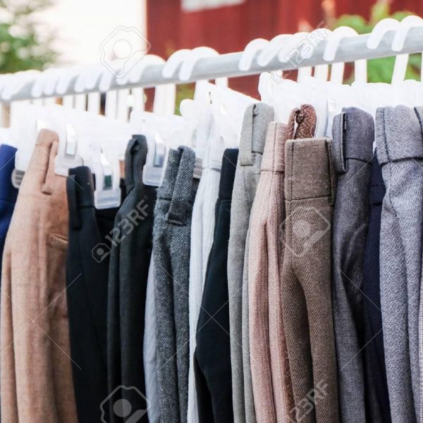 57262470 korte broek hangend aan een rek