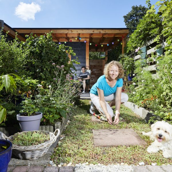 Annelies Kooij aan het werk in haar tuin
