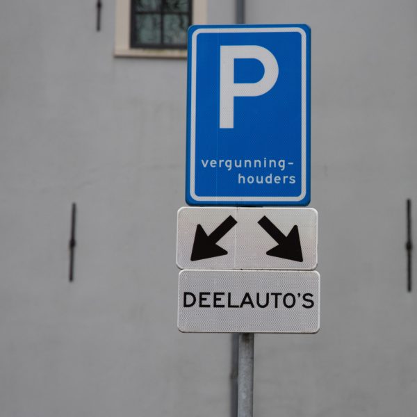 Deelauto parkeerplaats met bord