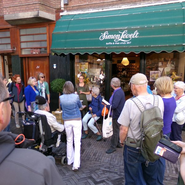 Fairtrade wandeling 7 mei 2025 nr 7 De groep bij Simon Levelt lowres