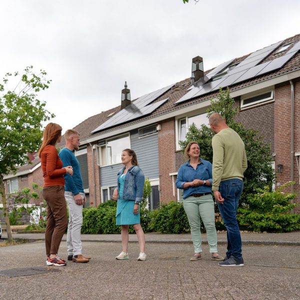 Mensen staan in de straat bij elkaar
