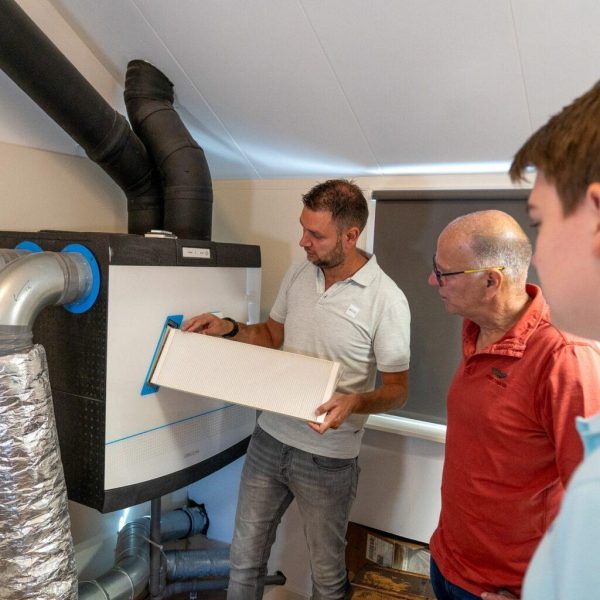 Mensen kijken samen naar een installatie