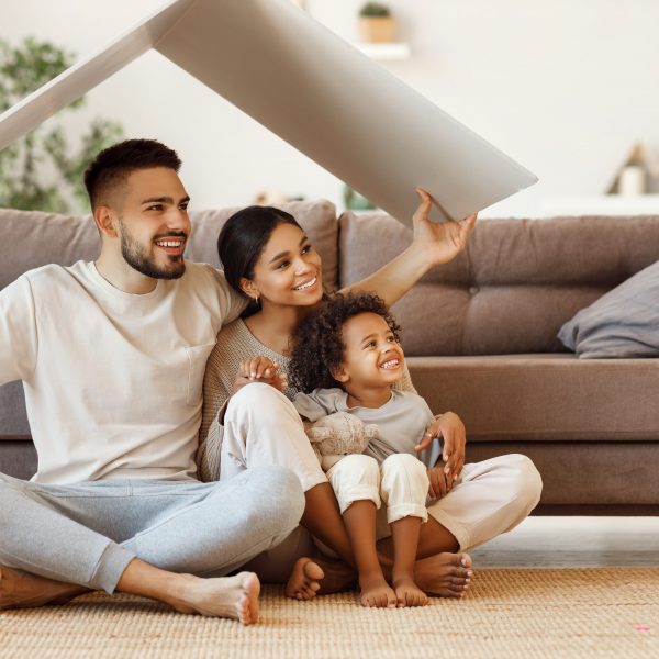 Foto gezin in huis zittend op de grond voor de bank