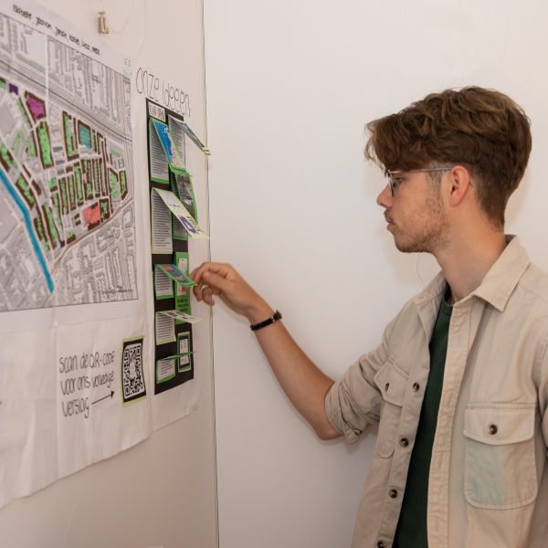 Jongen bekijkt ontwerp Duurzame Stad 2023