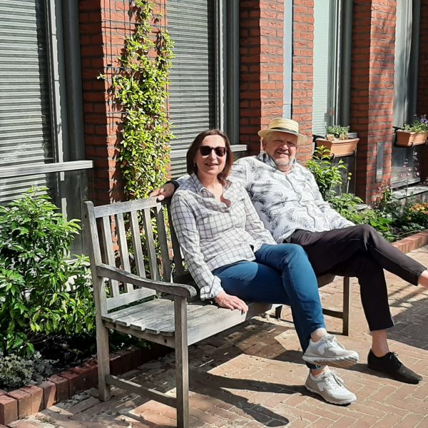 Inwoners Karin en Ton zitten op een bankje in de Kandeelstraat