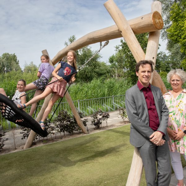 Marleen en Michel bij de schommel