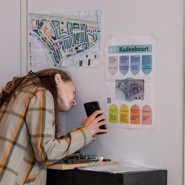 Meisje maakt foto van een ontwerp Duurzame Stad 2023