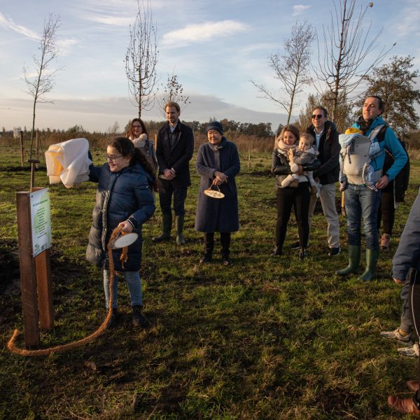 Onthulling bordje met namen bij geboortebos