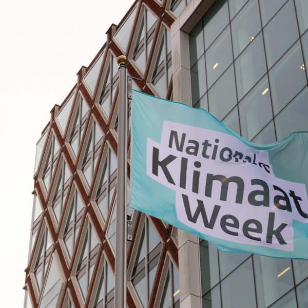Klimaatvlag wappert aan de stok