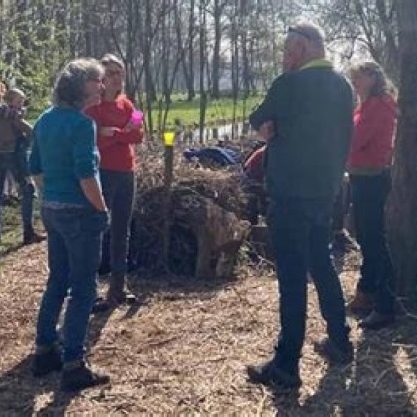 Vrijwilligers in het voedselbos