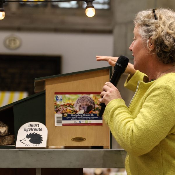 Wethouder bij prijs langste egelroute