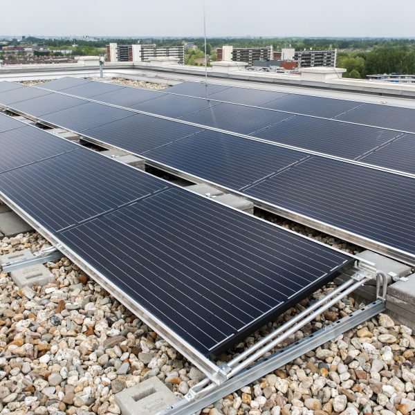 Zonnepanelen op een dak