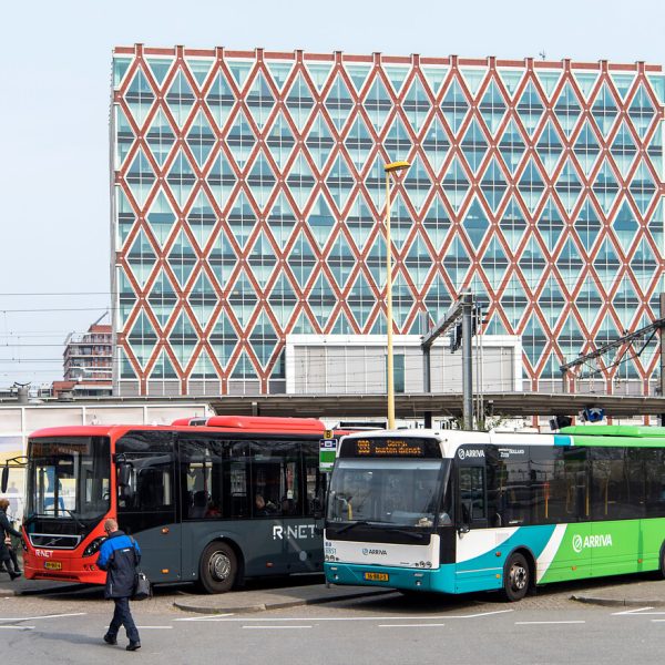 Bussen bij station Gouda