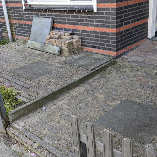 Voortuin Koen voordat de tegels eruit gingen