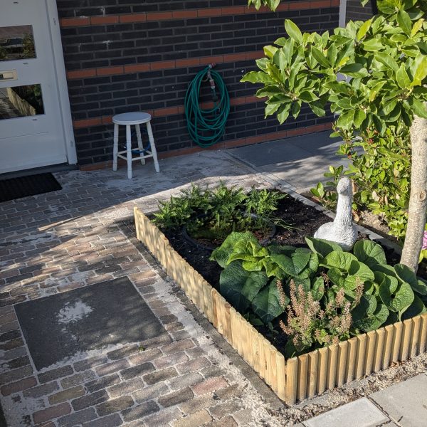 Minivijver in voortuin van Koen