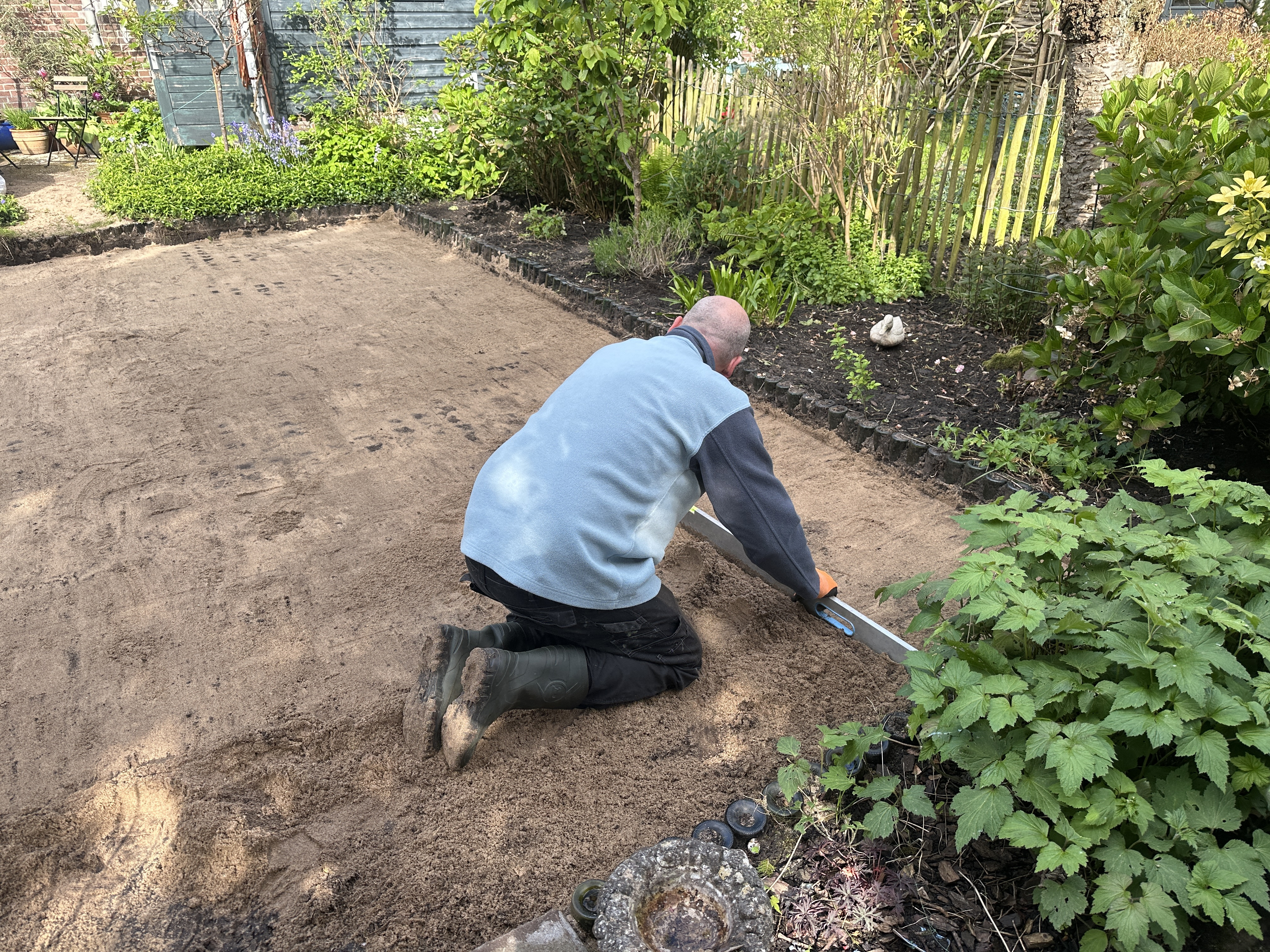 Henkjan maakt de ondergrond onder het watersysteem vlak