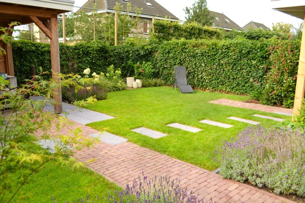 Tuin met stapstenen in het gras